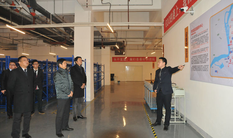 調(diào)研團(tuán)一行實(shí)地察看城市配送服務(wù)中心星隆站