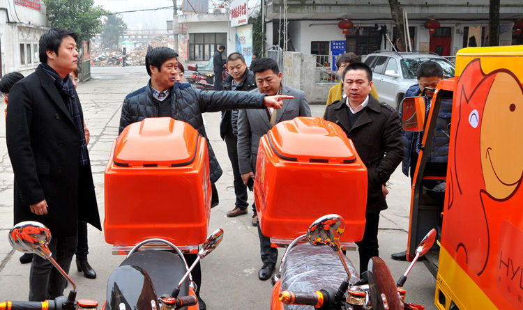 考察團(tuán)了解配送車輛情況