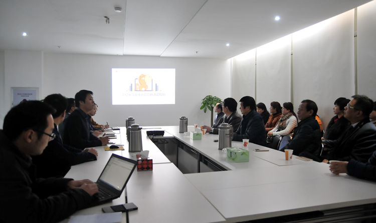 調(diào)研團(tuán)一行在華億樂購電商公司總部聽取華億樂購創(chuàng)始項(xiàng)領(lǐng)介紹項(xiàng)目情況