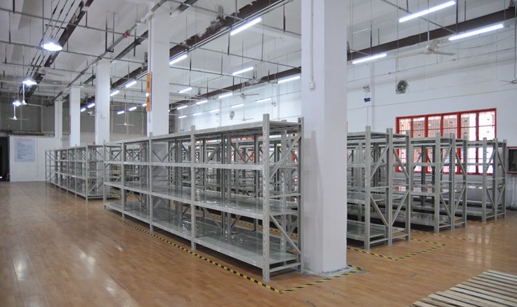 大礱坊配送中心貨架整齊有序