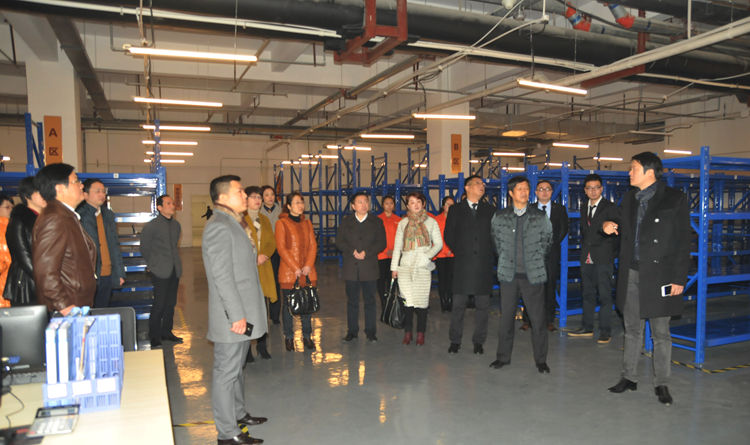 調(diào)研團(tuán)隊(duì)一行在城市配送中心星隆站考察設(shè)備情況