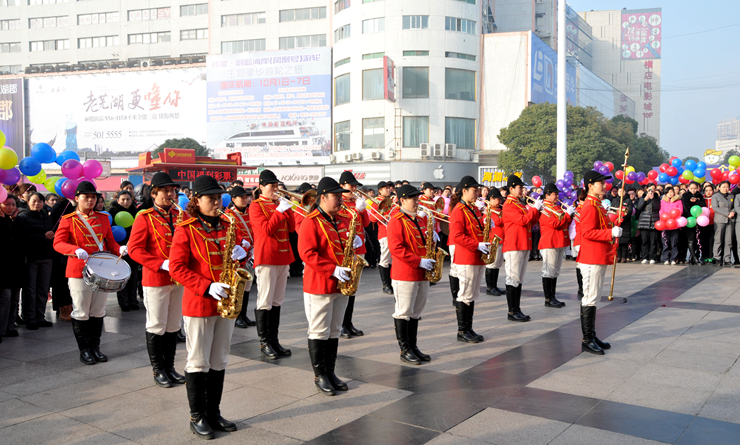 華億軍樂隊(duì)現(xiàn)場(chǎng)演奏《國歌》和《華億之歌》