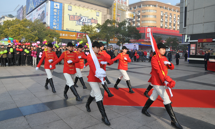 華億女子升旗手步調(diào)整齊劃一