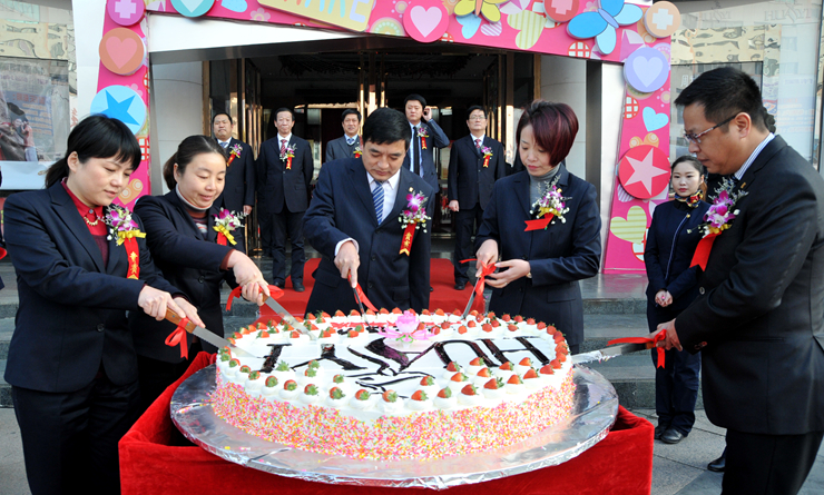 華億國際經(jīng)營班子主要成員共同切開生日蛋糕