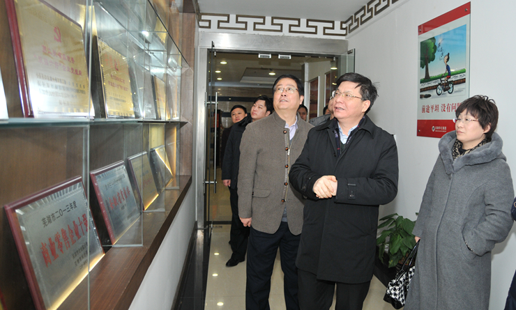 唐汝平副書記一行參觀華億集團榮譽宣傳欄