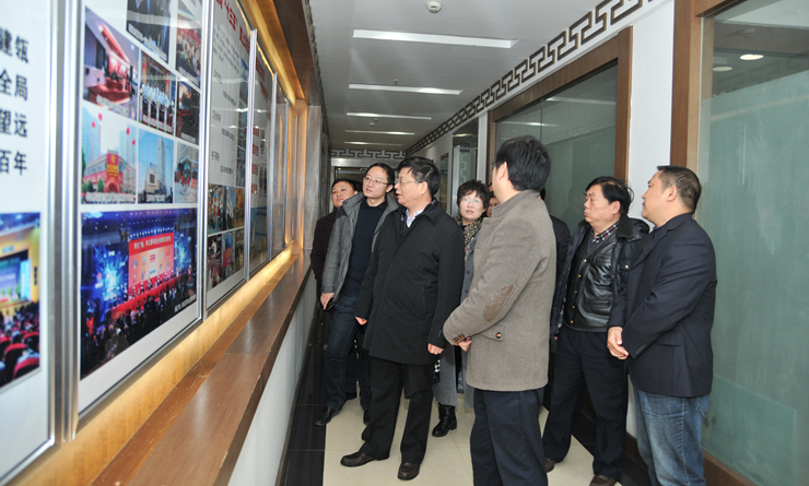 唐汝平副書記一行參觀華億集團宣傳欄
