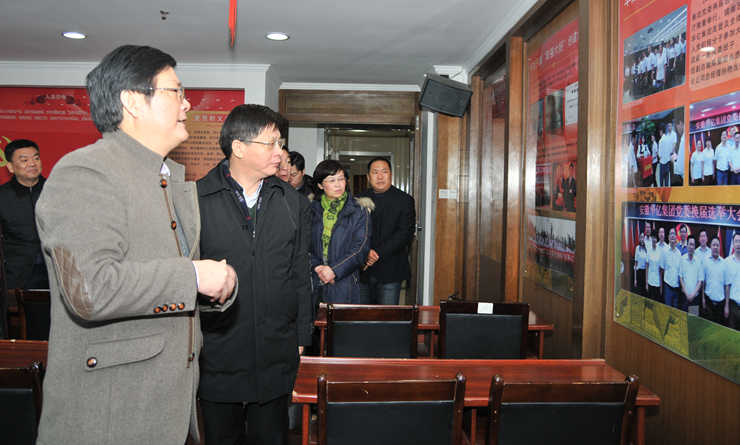 唐汝平副書記一行參觀華億集團黨群活動室