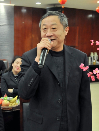 集團顧問陳東吉向大家拜年