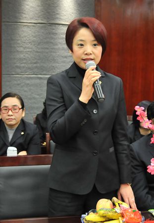 華億國際副總經理、星隆店店總張玲拜年