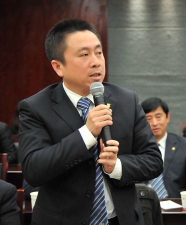 華億置業公司常務副總經理吳學軍向大家拜年