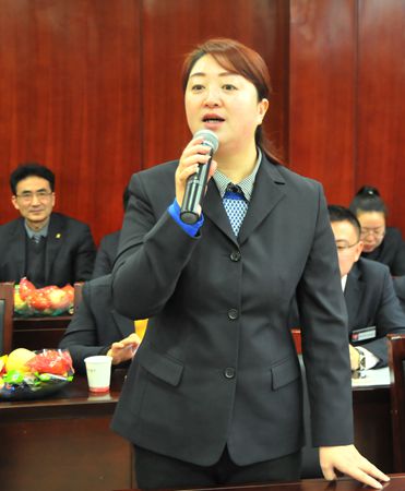 華億國際副總經理、阜陽店店總楊艷菁向大家拜年