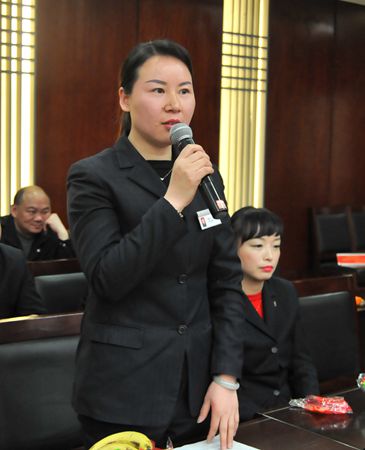 華億國際樓層經理晉彩云向大家拜年