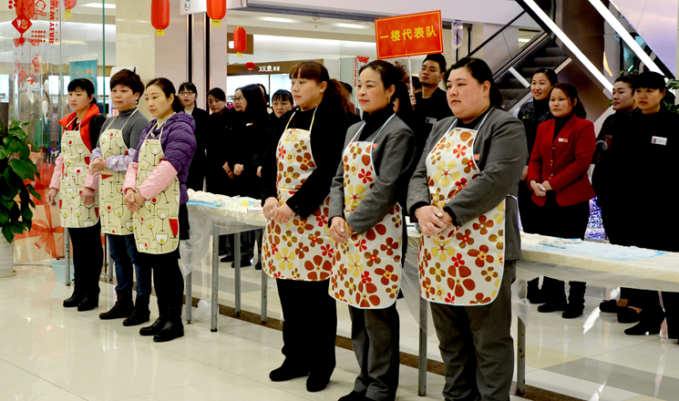 參賽隊(duì)員聽取比賽規(guī)則