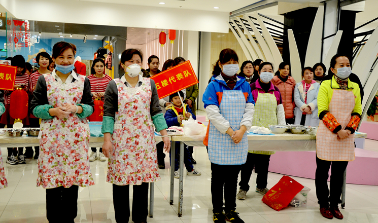 參賽隊(duì)員聽取比賽規(guī)則