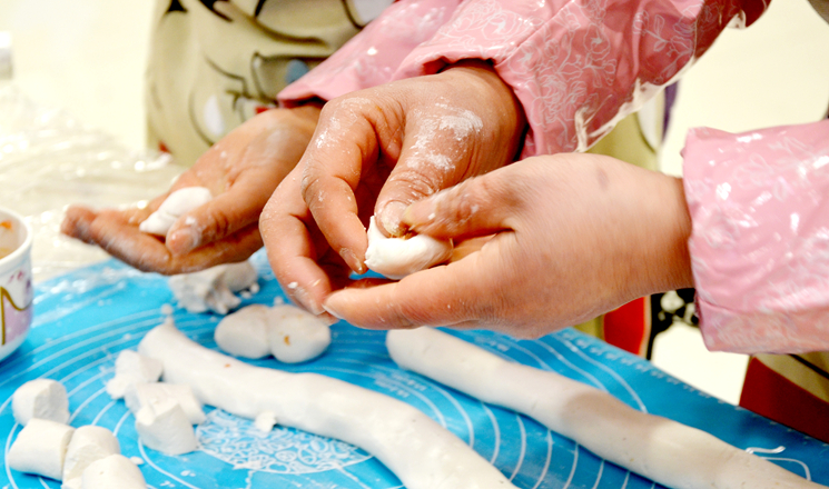 比賽中,隊(duì)員快速包湯圓