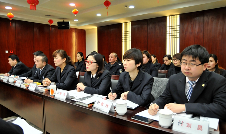 參會代表認真聽取會議精神