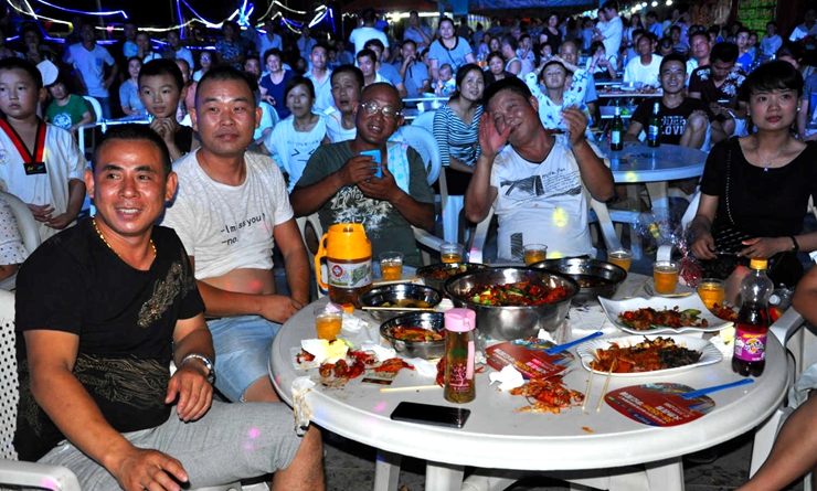 市民品嘗美食觀看節(jié)目2