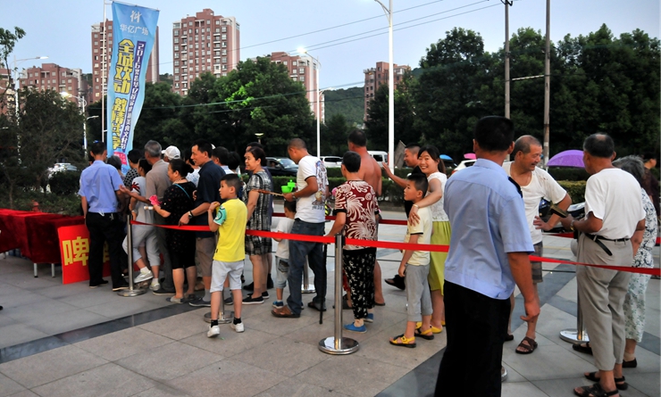 市民排隊領(lǐng)免費啤酒