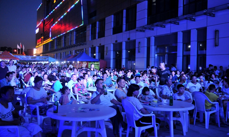 市民品嘗美食觀看節(jié)目