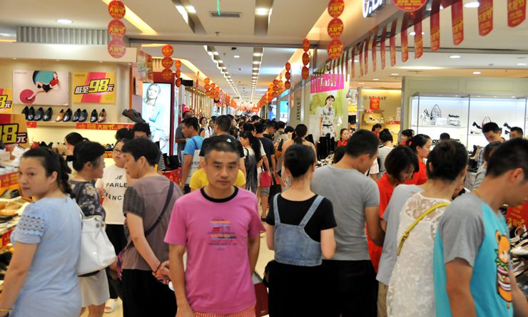 華億國際購物中心內人潮涌動