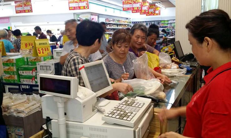 華億生活超市收銀臺前消費者排隊付款