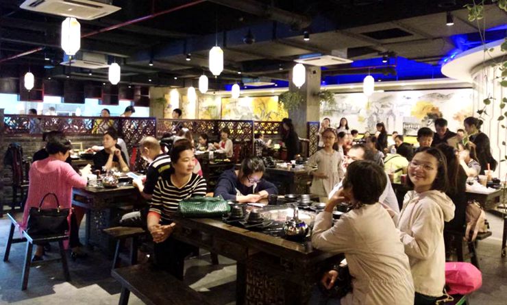 華億美食新天地內商家人氣火爆