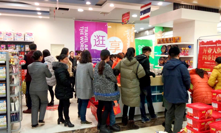 消費者排隊買單