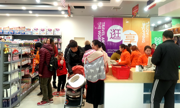 消費者排隊買單