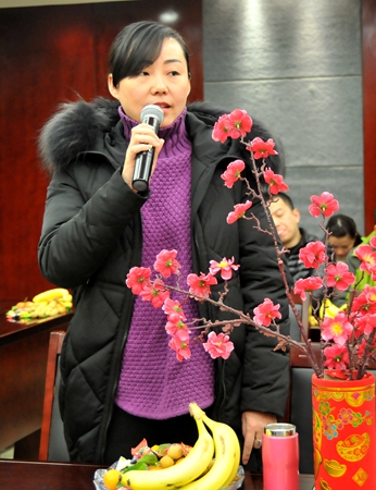 華億城市生活廣場總經理助理宛強向大家拜年