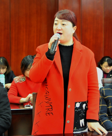 華億國際副總經理、星隆店店總楊艷菁向大家拜年