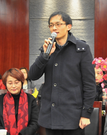 華億兒童事業部謝飛向大家拜年