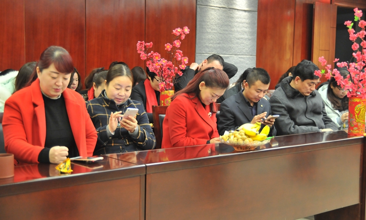 團拜會上大家專注搶紅包