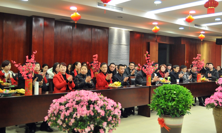 團拜會現場掌聲陣陣