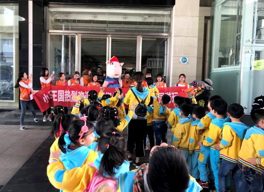 小馬王國哥哥姐姐列隊迎接小朋友