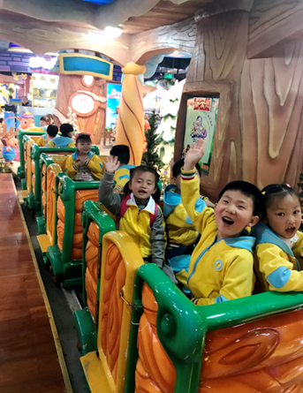 小朋友開心地游玩穿越冰雪谷