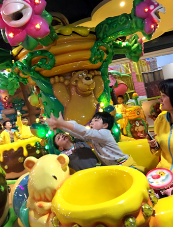 小朋友開心地體驗小熊吃蜂蜜項目