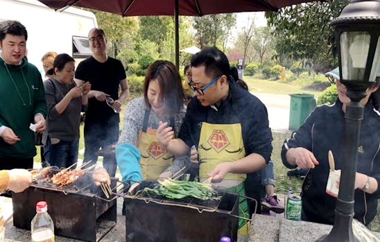 自助燒烤大家互幫互助,其樂融融