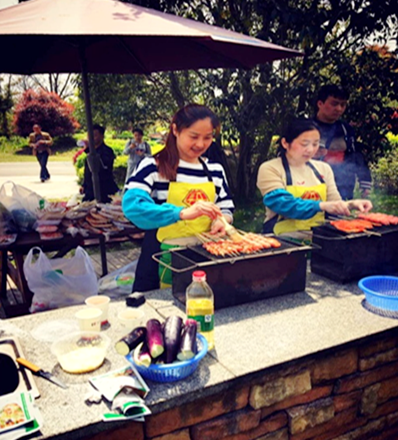 自助燒烤大家互幫互助,其樂融融