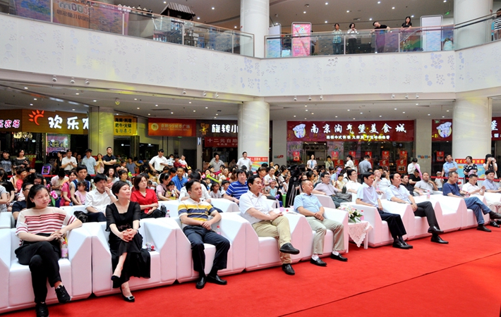 開業(yè)儀式上賓朋滿座