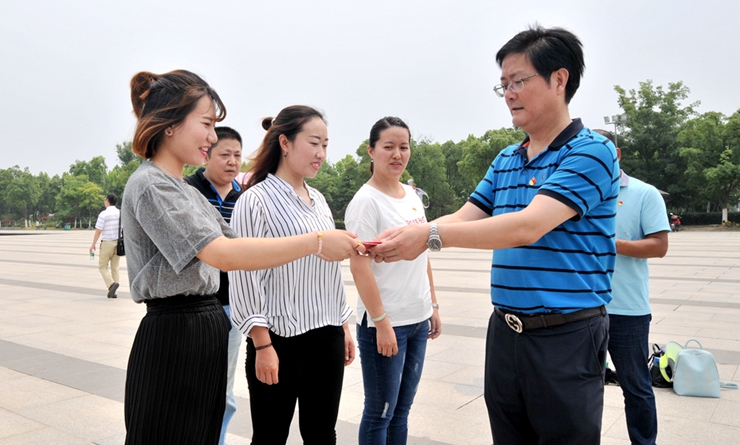陳愛國書記頒發(fā)黨員證