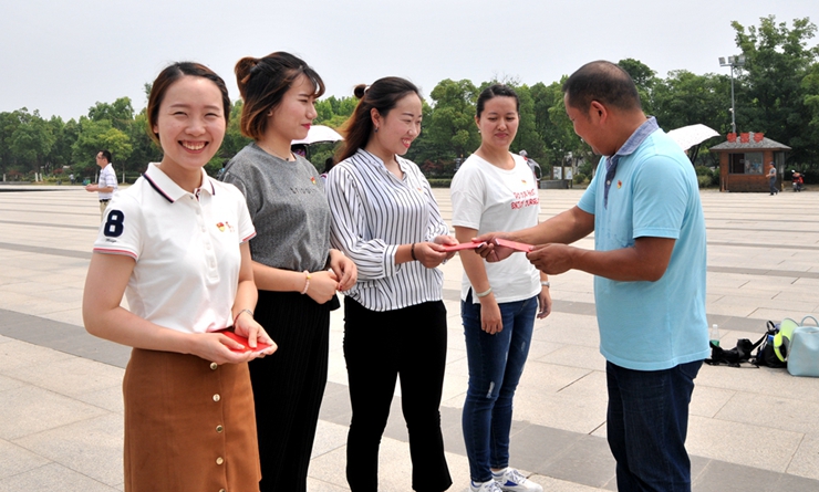 張靖委員頒發(fā)黨員證