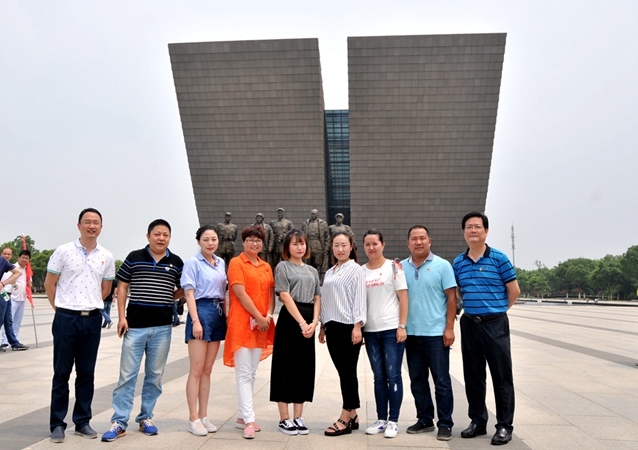 集團黨委班子與新入黨黨員合影