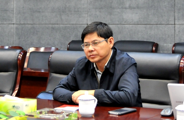 吳勁松副主任認真聽取匯報