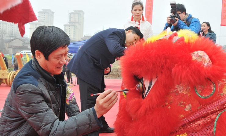項義水董事長、汪錫文主席共同為祥獅點睛