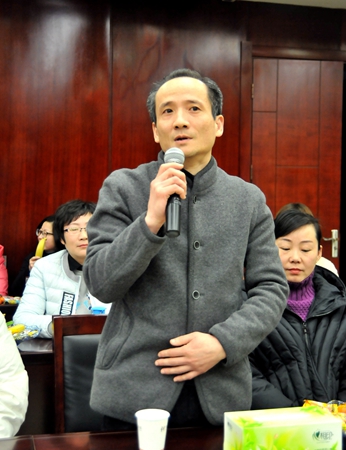 華億城市生活廣場總經理陳朝暉向大家拜年