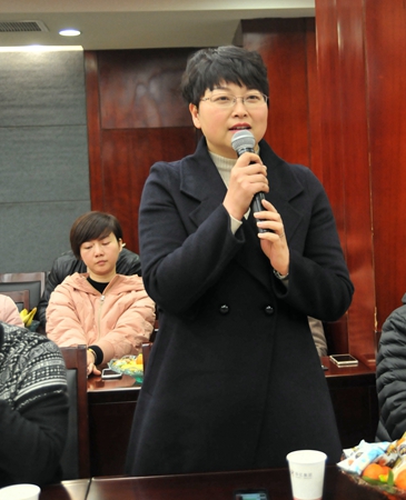 偉晨文化公司總經理孫艷向大家拜年