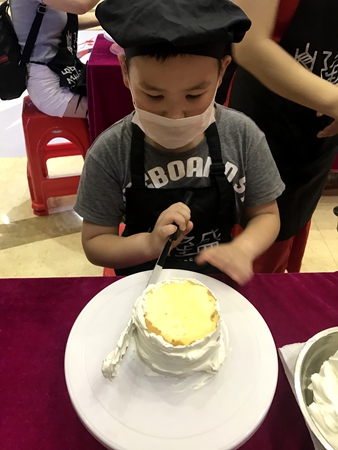 小朋友專心制作蛋糕