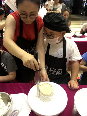 老師幫助小朋友制作蛋糕