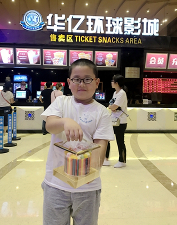 小朋友完成蛋糕制作