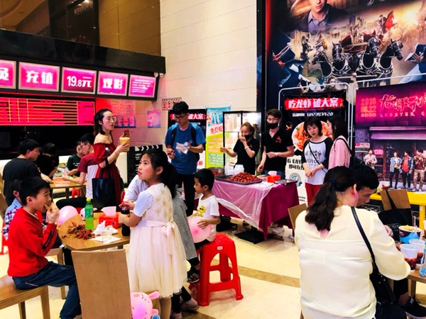 影迷開心品嘗龍蝦